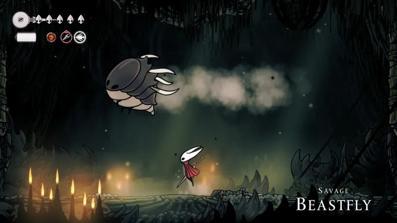 Hornet battling the Savage Beastfly boss in its arena.